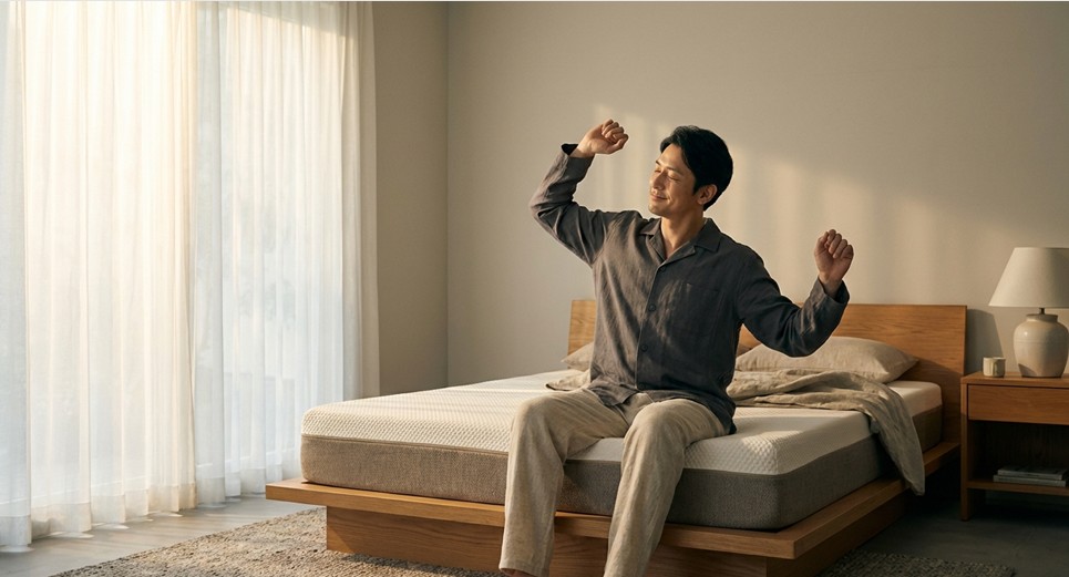 朝日で目覚めて伸びをする男性。生活を変えずに疲れを軽くする「頑張らない」疲労回復グッズ特集の表紙